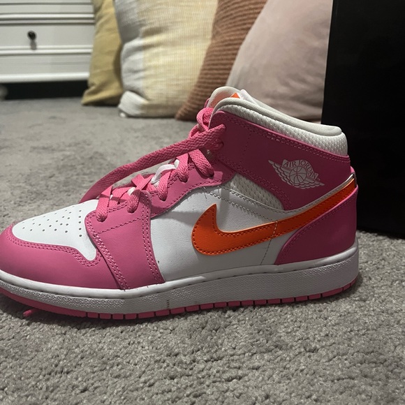 Size 6 Air Jordan’s - Picture 8 of 12